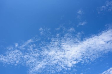 Bulutlu gökyüzü mavi bir arka plan görünüm olarak aşağıdan