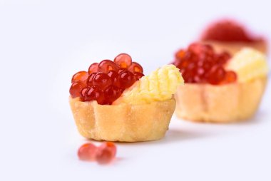 Seçici odak. Tartlets kırmızı havyar ile kapatın. Gurme yiyecekler, iştah açıcı. Yakın çekim somon havyar. Şarküteri. Gurme yiyecekler
