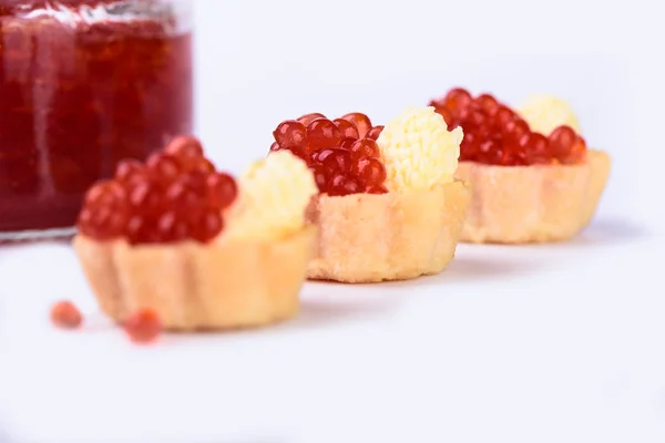 Foco Seletivo Tartlets Com Caviar Vermelho Perto Comida Gourmet Aperitivo — Fotografia de Stock