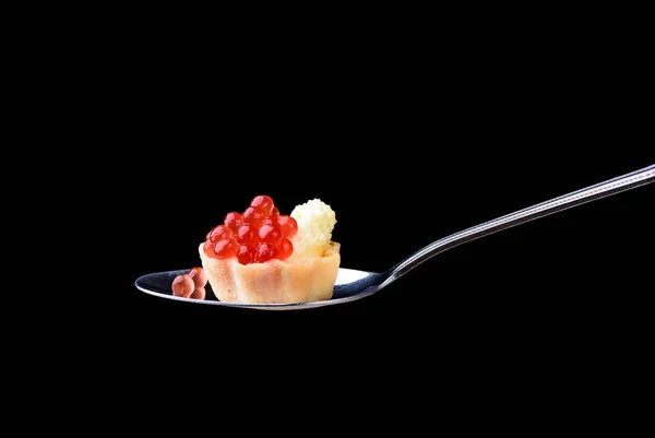 Törtchen Mit Rotem Kaviar Auf Einem Esslöffel Auf Schwarzem Hintergrund — Stockfoto