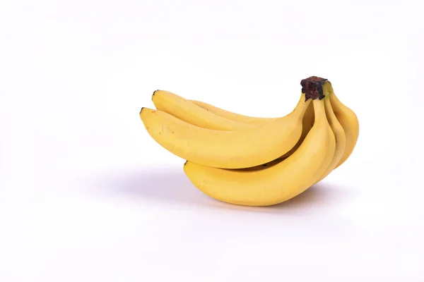 在白色背景查出的一串香蕉 — 图库照片