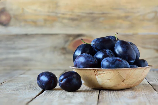 Prunes Bleues Mûres Dans Bol Bois Sur Fond Bois Concept — Photo