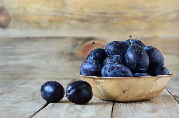 Prunes Bleues Mûres Avec Des Gouttes Eau Dans Bol Bois — Photo