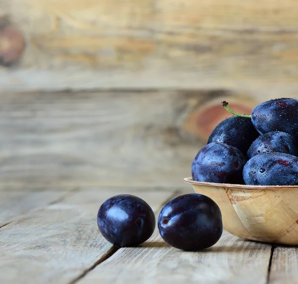 Prunes Bleues Fraîches Avec Des Gouttes Eau Dans Bol Bois — Photo