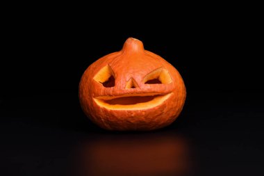 Cadılar Bayramı Balkabağı yansıması ile siyah arka plan üzerine