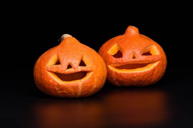 Siyah bir arka plan yansıması ile iki Halloween pumpkins
