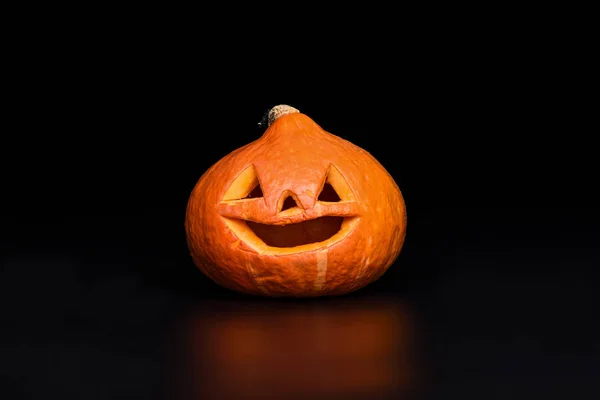 Smiling halloween pumpkin on black background with reflection — Stock Photo, Image