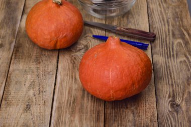 Balkabağı fener Cadılar Bayramı için yapma. Bıçak, kalem