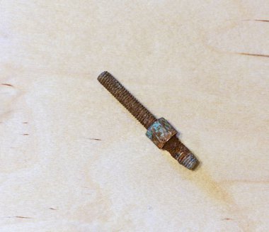 Paslı cıvata gelen ahşap arka plan üzerinde bir su dokunun. Yakın çekim