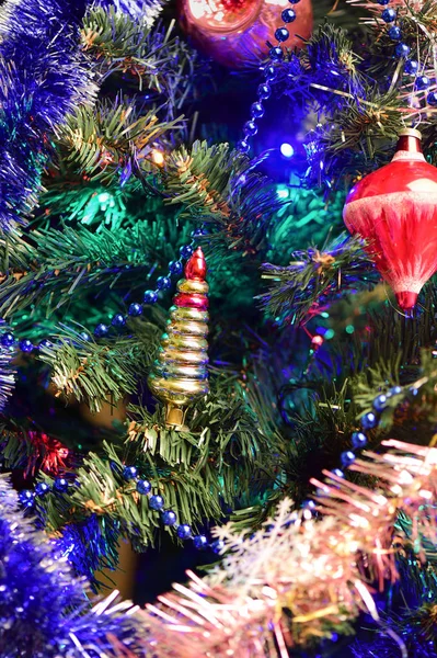 リングのクリスマス ツリー グッズ ピラミッド 昔からクリスマスのおもちゃの概念 クローズ アップ — ストック写真