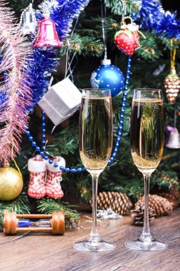 Dekore edilmiş bir Noel ağacı bardak şampanya arka ile. Rustik tarzı. 