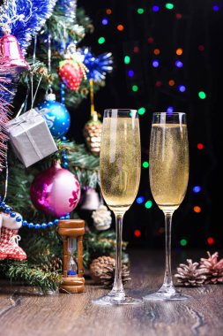 Bardak şampanya ile yeni yıl hala hayat. Rustik tarzı