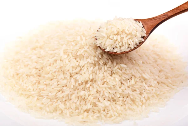 Dřevěná lžíce plná dlouhozrnné rýže. Koncept s potravinami — Stock fotografie