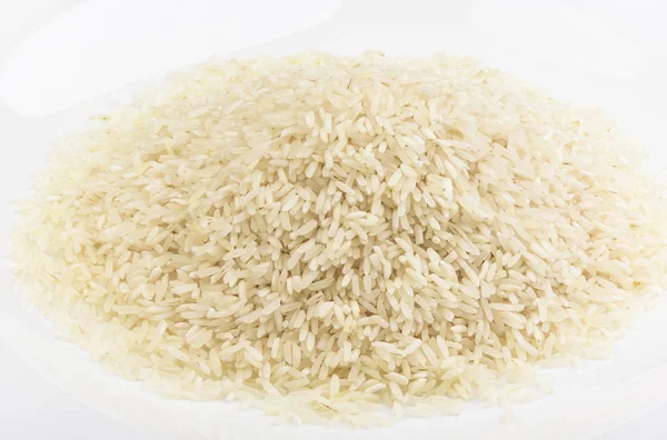 Napuchlé rýže na bílé desce. Koncept s potravinami. — Stock fotografie