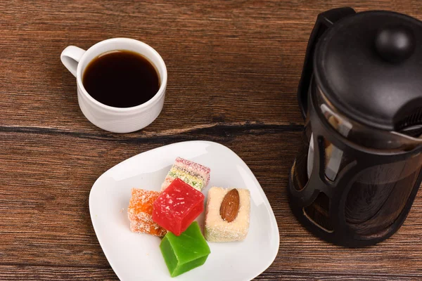 Schwarzer Kaffee und türkisches Vergnügen auf einem Holztisch — Stockfoto