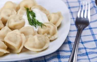 Seçici odak. Ekşi krema ve dereotu ile sıcak köfte. 