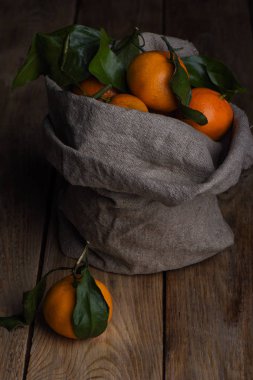 Rustik tarzı. Taze mandalina kaba kumaş çantaya. Sınır tasarlamak