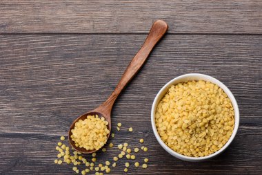 Sarı kıyılmış yüksek proteinli Türk mercimek. Tahta kaşıkla l