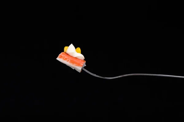 マヨネーズと分離したフォークにコーンと蟹カマの部分 — ストック写真
