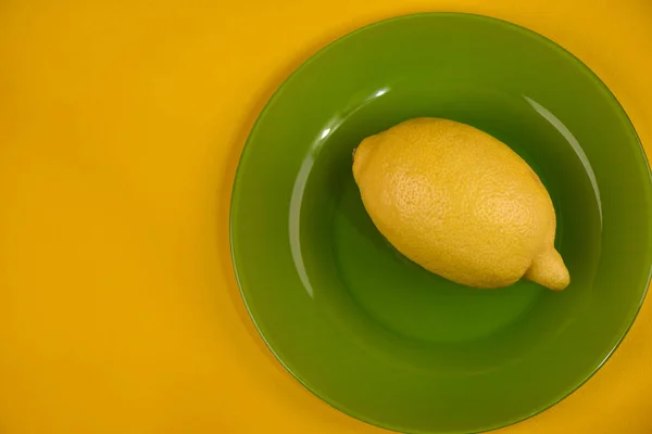 Ansicht Von Oben Eine Ganze Zitrone Auf Einem Grünen Teller — Stockfoto