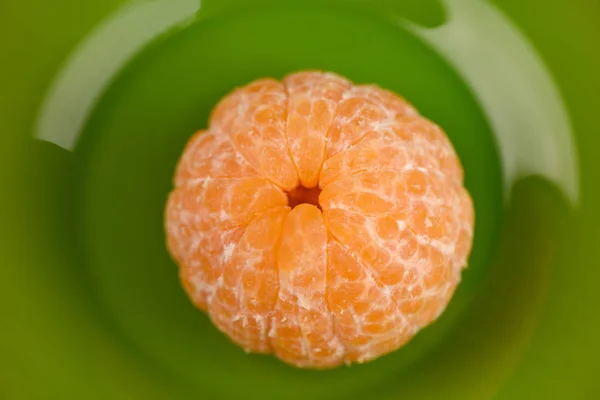 Geschälte Mandarine Ohne Schale Auf Grünem Hintergrund Isoliert Ansicht Von — Stockfoto