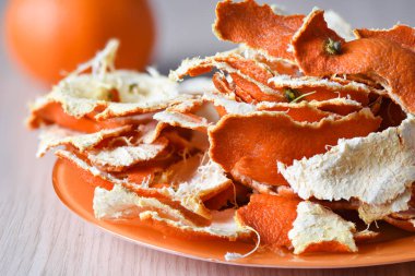 Mandalina portakal bir plaka üzerinde üzerinden kuru kabuklu