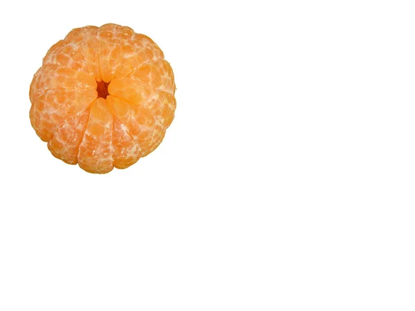 Top mandarina descascada à esquerda em um fundo branco. Espaço de cópia — Fotografia de Stock