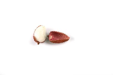 Lychee, Lat. Çin chinensis - Çin Erik - küçük tatlı ve ekşi berry, huysuz bir kabuğu ile kaplı. Beyaz izole. Kopya alanı