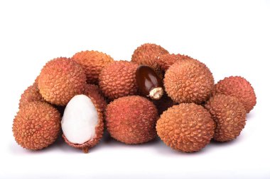 Lychee, Lat. Çin chinensis - Çin Erik - küçük tatlı ve ekşi berry, huysuz bir kabuğu ile kaplı. Beyaz izole. Kopya alanı