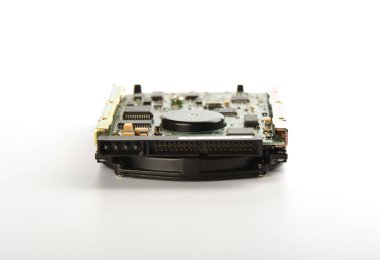 Seçici odak. Kullanılan sabit disk üzerinde beyaz bir arka plan izole. Tozlu eski hdd. Kopya alanı