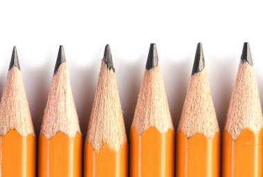 Makro çekim. Beyaz arka plan üzerinde izole sarı kalemler. İleti örneği kavramı