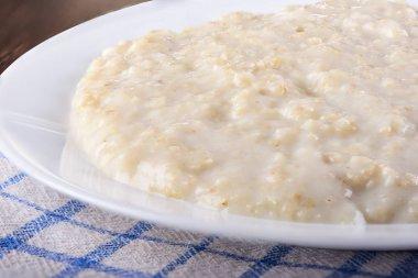 Sağlıklı yulaf ezmesi closeup beyaz bir plaka üzerinde