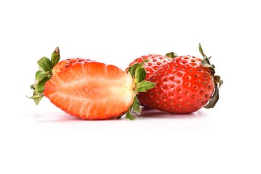 Yarım ve bütün çilek beyaz arka plan üzerinde izole. Kopya alanı