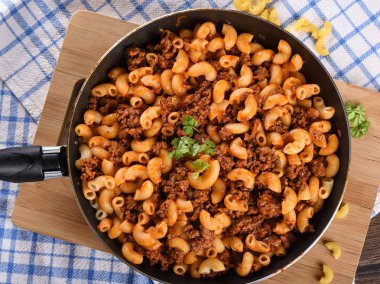 En iyi sizIerden. Makarna yere yapıştırın bir tavada sığır eti ve domates ile