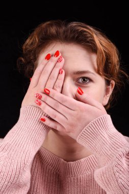 Makyaj kavramı. Yakın çekim fotoğraf güzel kızın ağzını onun avuç içi ile onun gözünde kapatır