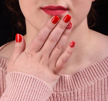 Manikür çivi üzerine güzel bir kızla loseup fotoğraf. Makyaj kavramı