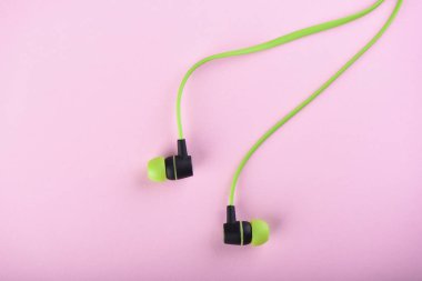 Yeşil kulaklık ya da kulaklık bir pembe izole