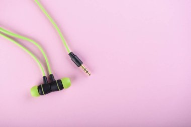 Yeşil kulaklık ya da kulaklık bir pembe izole