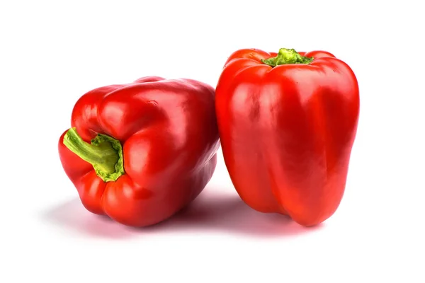 Duas pimentas vermelhas isoladas sobre fundo branco . — Fotografia de Stock