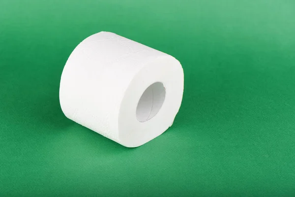 Rollen wc-papier geïsoleerd op groene achtergrond — Stockfoto
