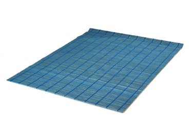 Mavi bambu suşi mat beyaz arka plan üzerinde izole. Geleneksel Japonca veya Çince ayarı masa.