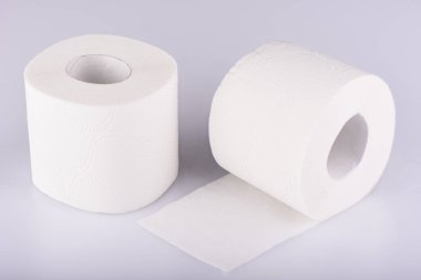 İki rulo beyaz tuvalet kağıdı izole. Sıhhi ve hijyenik amaçlı olarak kullanılan kağıt ürün.