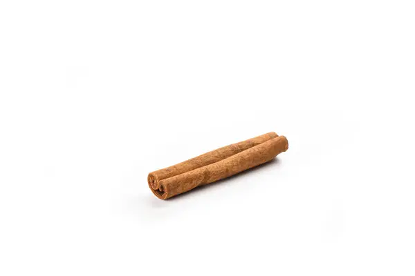 Palito de canela isolado no fundo branco. Conceito de especiarias — Fotografia de Stock