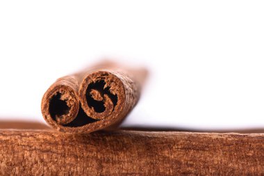 Makro vurdu. Birkaç tarçın izole üzerinde beyaz arka plan yapışır. Baharat kavramı.