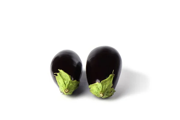 Twee aubergines of aubergines geïsoleerd op witte achtergrond. — Stockfoto