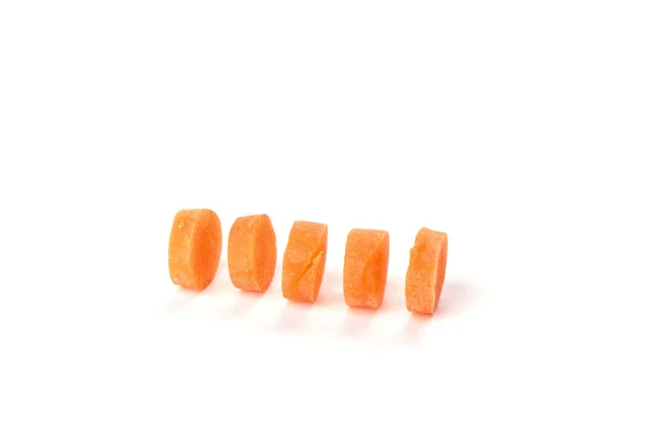 Морковь, разрезанная на круглые ломтики, изолированные на белом фоне . — стоковое фото