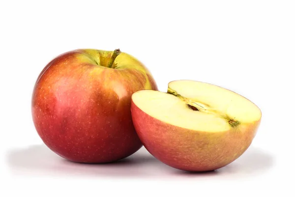 Maçã fresca inteira e meia maçã isolada no fundo branco — Fotografia de Stock