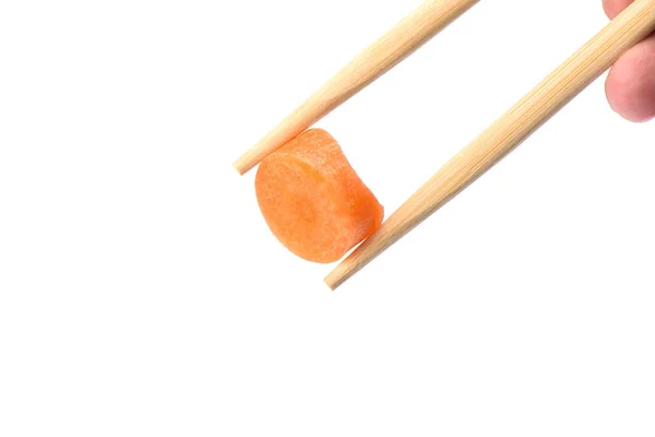 Chopsticks com um círculo de cenouras maduras isoladas em backg branco — Fotografia de Stock