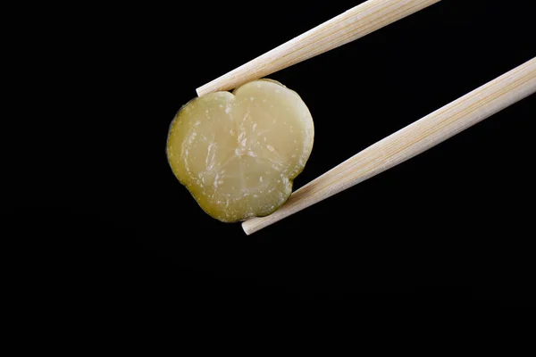 Egy szelet, Ecetes uborka, elszigetelt fekete pálcika — Stock Fotó