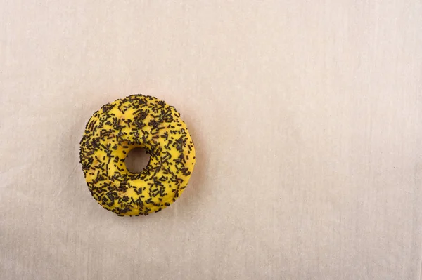 Donuts al horno Confetti con fácil esmalte de plátano. Papel de embalaje . —  Fotos de Stock